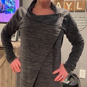 Cross latch sweatshirt super comfy!